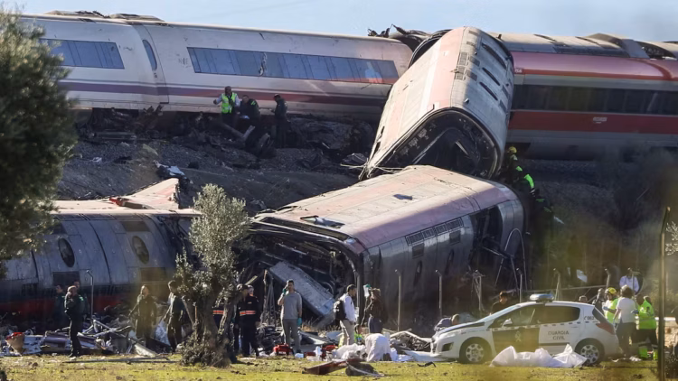 Los servicios sanitarios de toda España se movilizan para atender a las víctimas del choque de dos trenes en Toledo